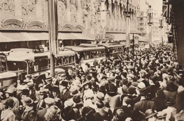 Multitudes en Oxford Street durante el día festivo que siguió a la coronación del rey Jorge VI, 1937