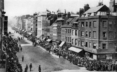Multitudes esperando a la Reina en la calle St James, Londres, años 1880, 1926-1927