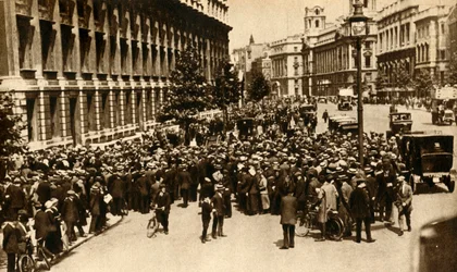 Multitudes esperando fuera de Downing Street en Londres noticias sobre... la guerra, julio de 1914, 1933