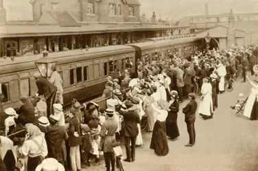 Multitudes despidiendo a las tropas que parten a luchar en la Primera Guerra Mundial, Gran Bretaña, 1914, 1935
