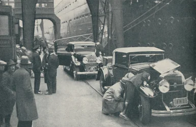 Oficiales de Aduanas Examinando Automóviles en Southampton, 1937