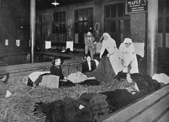 Sala de aduanas en la Gare du Nord, París, una estación de socorro para refugiados franceses, 1914