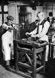 Cortando un barril de llave, Londres, 1926-1927