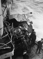 Cañón antiaéreo dañado en el acorazado británico HMS Malaya, frente a la costa de Portugal, 1937