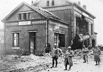 Estación de tren dañada en Roye, Francia, Primera Guerra Mundial, 1918, c. 1920