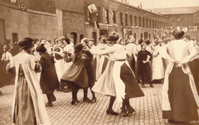 Bailando celebran el fin de la guerra, 1918 1935