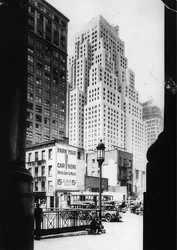 El edificio de 40 pisos de la Standard Oil Company y a la derecha en la imagen la aduana. Nueva York