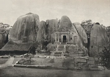Das Issurumuniya - Felse - Vihara construido por el Rey Devanampiya Tissa en el siglo III a.C., 1926