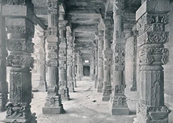 Delhi. Corredor de pilares hindúes en la mezquita Kutub, c. 1910