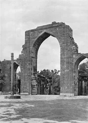 Delhi. Puerta de la Mezquita Kutub, c1910