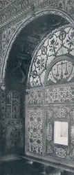 Delhi. La balanza de la justicia Pantalla de mármol tallado a través de la cual se recibían peticiones, c1910