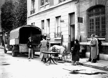 Entrega de muebles confiscados a judíos a víctimas de bombardeos de la RAF, París, abril 1942
