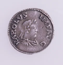 Denier de Carlomagno (742-814) anverso mostrando un retrato de Carlomagno, menta de Quentovic 768-814