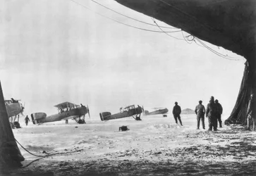 Salida de aviones franceses Breguet para una misión de reconocimiento durante el invierno, 1914-1918