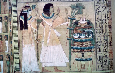 Representación de un hombre y su esposa haciendo ofrendas a Osiris
