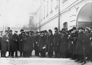 Diputados de la primera Duma firmando el llamamiento de Vyborg antes de la prisión, 1906