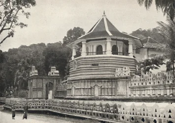 El Templo del Diente Sagrado de Buda en Kandy, 1926