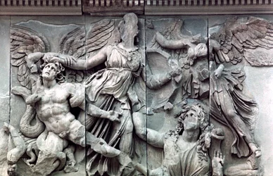 Detalle del Gran Friso del Altar de Pérgamo, 180-159 a.C.