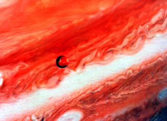 (detalle) de Júpiter y su satélite interior Io