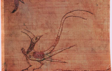 (detalle) de una seda bordada china con un fénix de una tumba escita