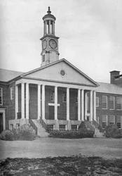 (detalle) de la entrada frontal, Escuela Primaria y Secundaria Bird, Walpole, Massachusetts, 1922