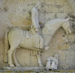 Detalle del portal lateral que representa al Emperador Constantino I el Grande simbolizando el desplazamiento del paganismo por el cristianismo, iglesia de Saint Hilaire en Melle