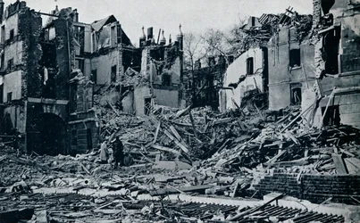 Edificios devastados, desde el jardín del Templo Interior, 1941