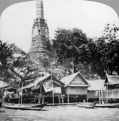 Dhows y casas en el río Chao Phraya, Bangkok, Tailandia, años 1900