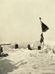 Excavando para determinar la profundidad de la nieve que cubre un depósito, c1908, 1909