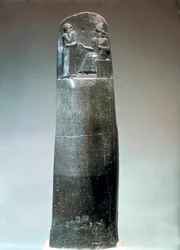 Estela de diorita inscrita con las leyes de Hammurabi, siglo XVIII a.C.