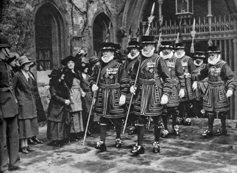 Distribución del dinero de Maundy por los guardianes de la Torre de Londres, 1926-1927