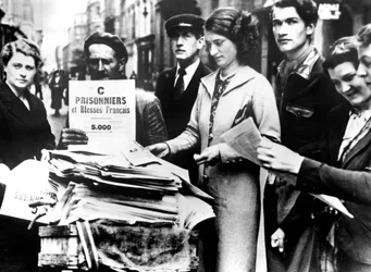 Distribución de las primeras listas oficiales de heridos y capturados franceses, París, 25 de julio de 1940