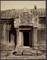 Puerta a través de un recinto interior, Angkor Wat, Camboya, c. 1880