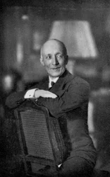 Dr. Thierry de Martel, cirujano francés, 1935