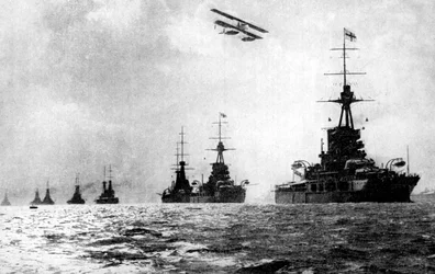 Acorazados y hidroavión, Gran Flota Británica, Mar del Norte, Primera Guerra Mundial, 1914