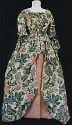 Vestido de seda de Spitalfields, con enagua acolchada de satén rosa. Segunda mitad del siglo XVIII