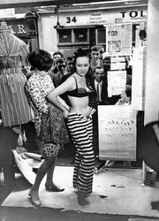 Vistiendo a un modelo en la ventana de una boutique