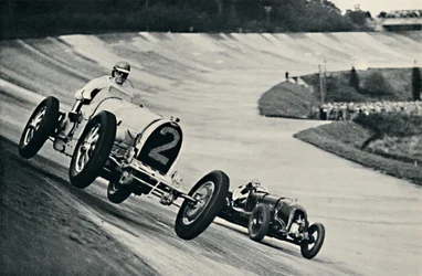 Earl Howe y Sir Henry Birkin corriendo en Brooklands, 1937
