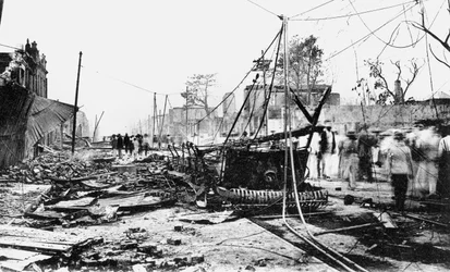Daños por terremoto y un coche quemado, King Street, Kingston, Jamaica, 1907