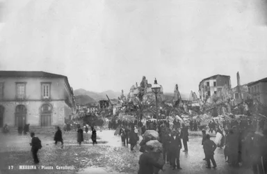 Daños por terremoto en la Piazza Cavallotti, Messina, Sicilia, Italia, diciembre 1908