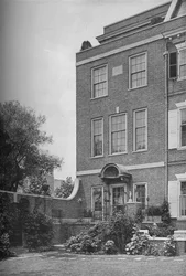 Frente este con terraza y puerta de jardín, casa de la Sra. WK Vanderbilt, Ciudad de Nueva York, 1924