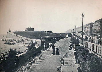 Eastbourne - Parte del paseo marítimo, mostrando la Torre Wish, 1895
