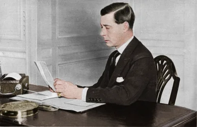 Eduardo VIII trabajando en su oficina en el Palacio de St. James, Londres, 1936