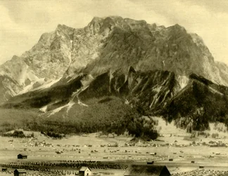 Ehrwald y las montañas Wetterstein, Tirol, Austria, c1935