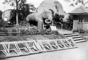 Estatua de elefante, Jardines Victoria, Bombay, India, c1918