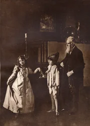 Elizabeth Angela Marguerite Bowes-Lyon, en una clase de baile con su hermano, 1909