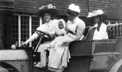 Ellaline Terriss, actriz británica, con su hija y bebé, c. 1906