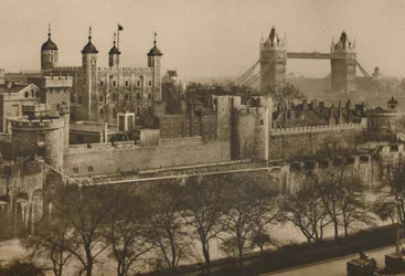 Murallas fortificadas de la Torre de Londres vistas en niveles desde los altos almacenes de Tower Hill