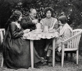 Emile Zola, novelista francés, con su familia, 1899
