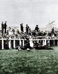 Emily Davison lanzándose frente al caballo del Rey durante el Derby, Epsom, Surrey, 1913